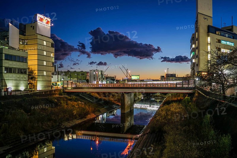 Evening view along the river. Shooting Location: Totsuka Ward, Yokohama City