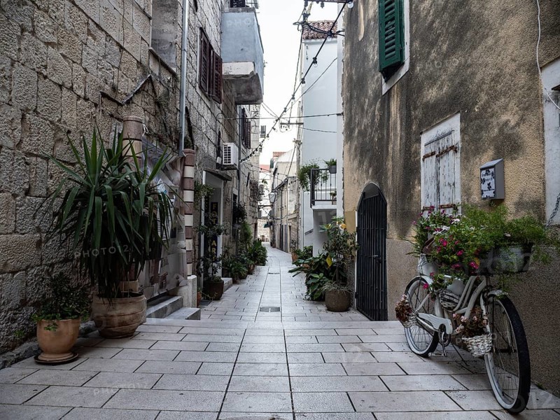 Narrow alley in the old town centre, Makarska, Dalmatia, Croatia, Europe