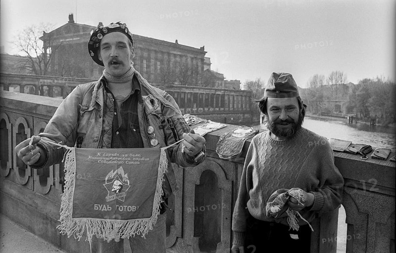 Germany, Berlin, 05.04.1992, GDR - Souvenir vendor on the Friedrichsbrücke, Europe