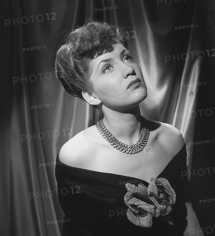 In the 1940s. Actress Barbro Kollberg pictured in studio wearing a shoulderless dress with a necklace. Sweden 1944 Kristoffersson ref G33-3