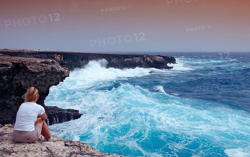 Woman watching storm on the coast, Netherlands Antilles, Bonaire, Caribbean, Caribbean Sea, Washington Slagbaai National Park, Supladó