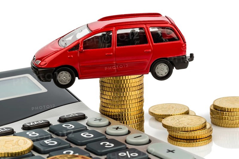 Car and calculator. Rising costs for car purchase, leasing, workshop, refuelling and insurance