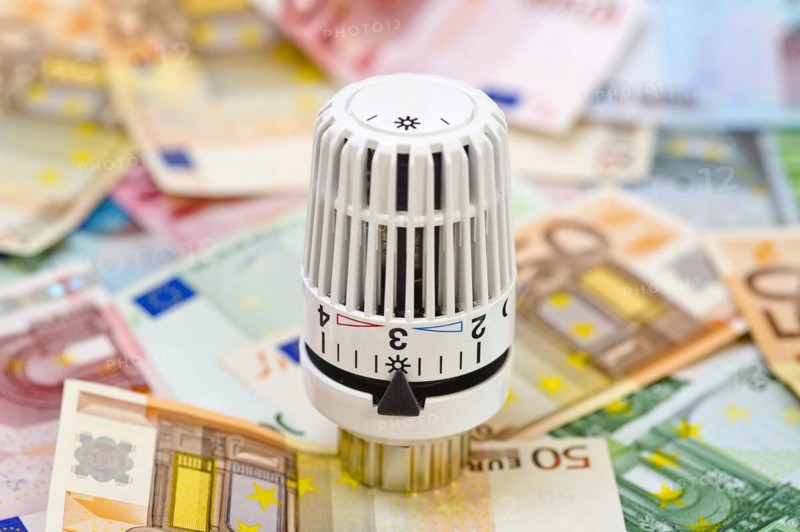 Symbolic photo of energy costs, heating valve and euro notes, studio
