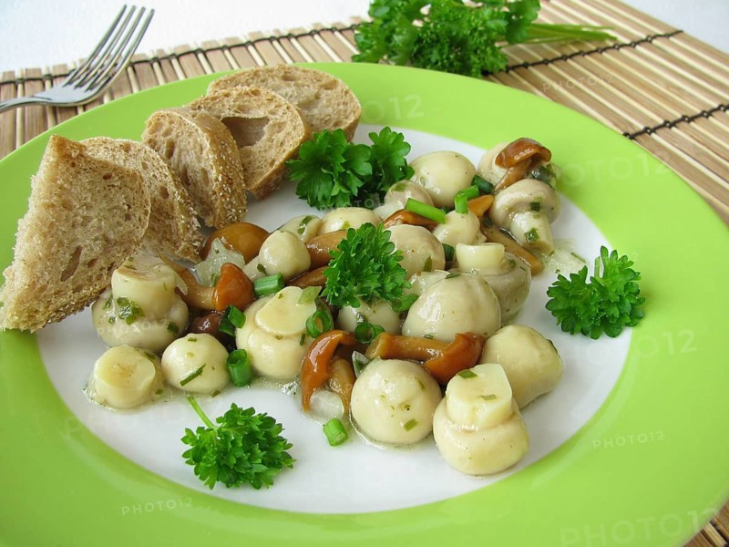 Mushroom salad with button mushrooms and mallard mushrooms