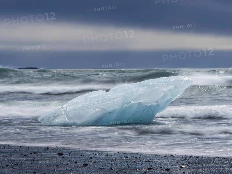 Diamond Beach, icebergs on the black lava beach, near Jökulsarlon glacier lagoon, Vatnajökull National Park, Hornafjörður, South Iceland, Iceland, Europe