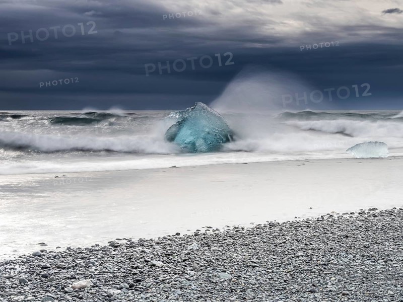 Diamond Beach, iceberg in the surf, near Jökulsarlon glacier lagoon, Vatnajökull National Park, Hornafjörður, South Iceland, Iceland, Europe