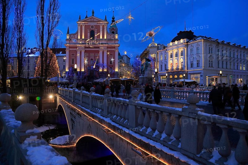 Presernov Square at Christmas time with the Church of the Annunciation of the Franciscan Monastery, the Three Bridges over the Ljubljanica River, Ljubljana Ljubljana, Central Slovenia Upper Carniola, Slovenia, Europe