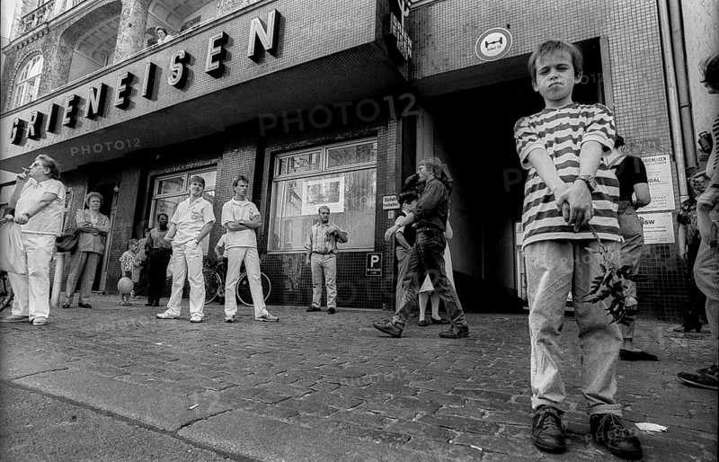 Germany, Berlin, 16 May 1992, burial of Marlene Dietrich at the Waldfriedhof in Friedenau, waiting in front of the Grieneisen funeral parlour, Europe