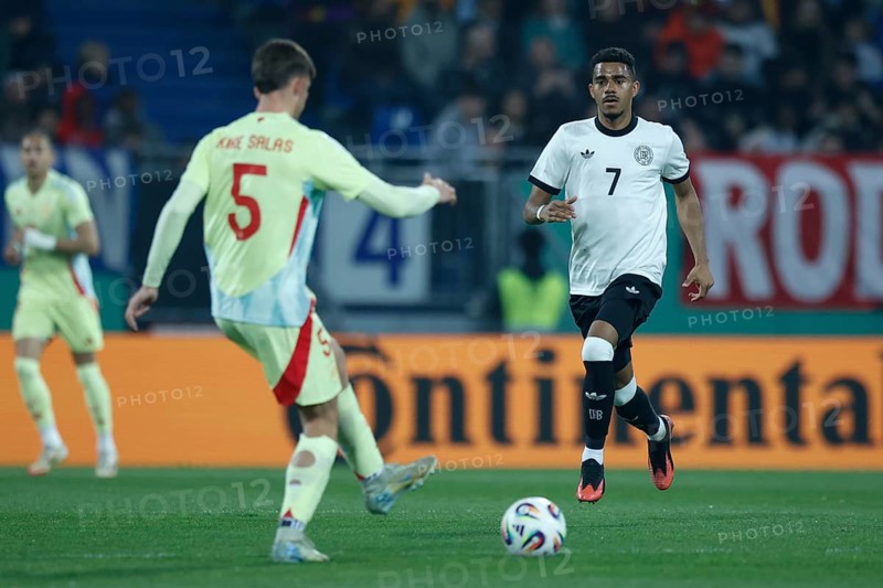 Football, U21, Friendly match, 2024/2025, Germany U21 vs. Spain U21, 25.03.2025, Merck-Stadion am Böllenfalltor, Darmstadt, Germany, Ansgar KNAUFF (Germany U21, 07) in duel with Enrique SALAS Spain U21, Europe