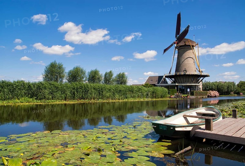Mill the Friendship near Bleskensgraaf in the Dutch region Alblasserwaard