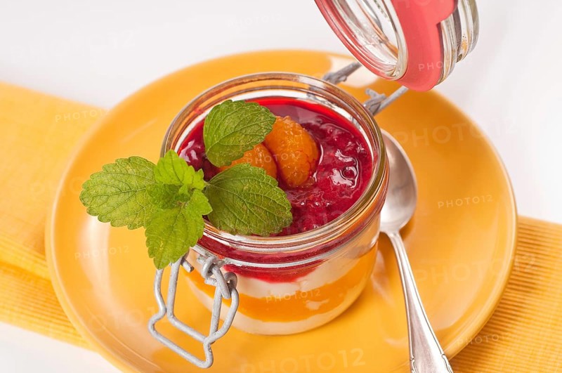Fruchtmousse in einem Glas geschichtet