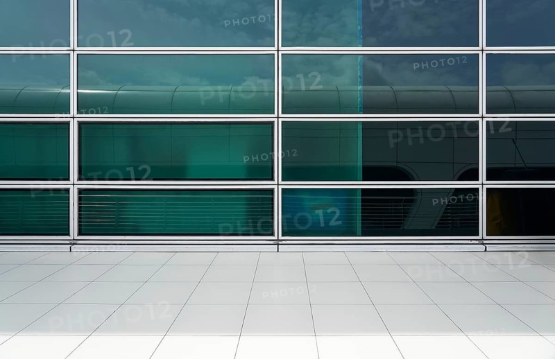Äußere eines modernen Glaswandfassade Gebäude mit sauberem Marmorboden