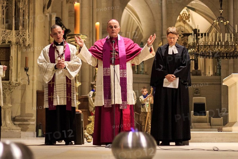 The Light of Peace from Bethlehem, brought to Vienna by the ORF and collected there by a delegation of Münster scouts, is distributed to scouts from the entire diocese of Münster in a solemn ecumenical service