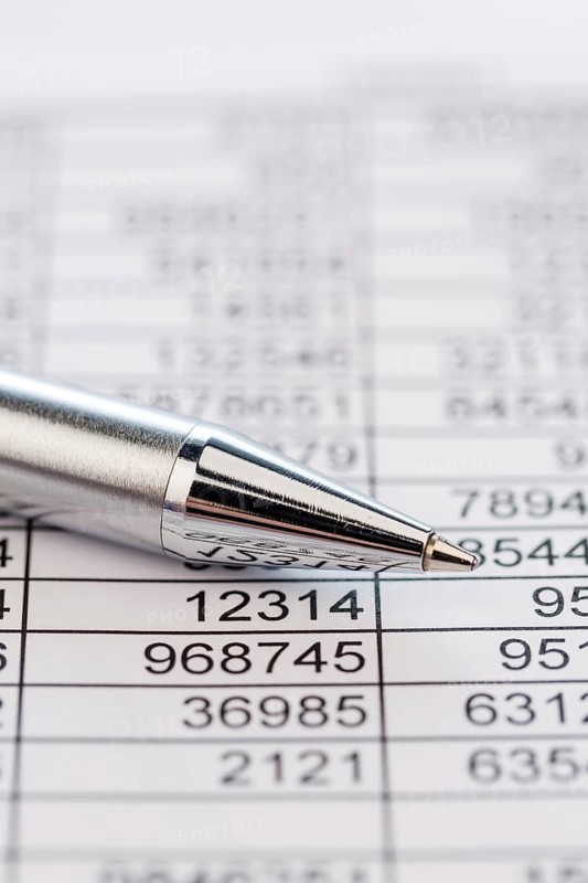 A table with turnover and expenditure figures. Symbol photo for costs, profit, Controlling Austria