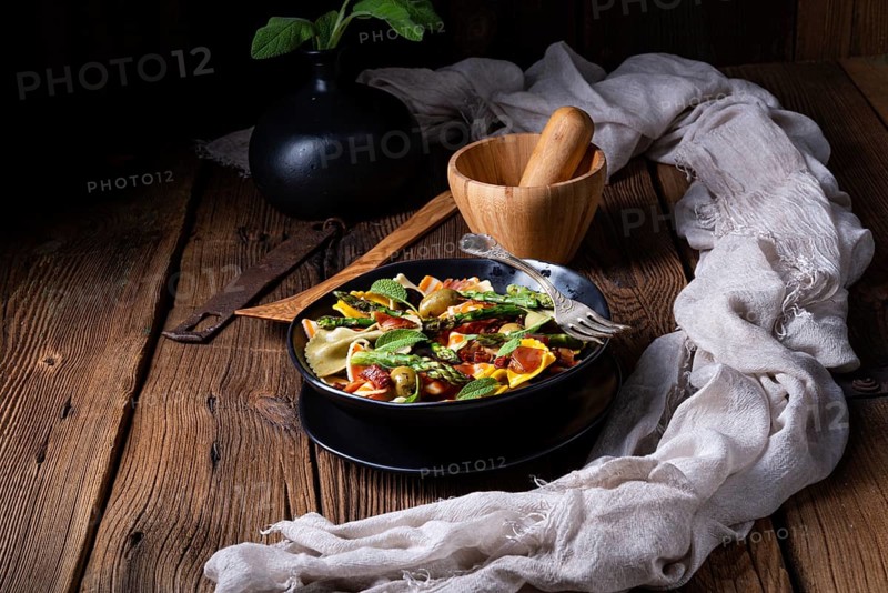 Pasta salad with green asparagus, olives and Parma ham