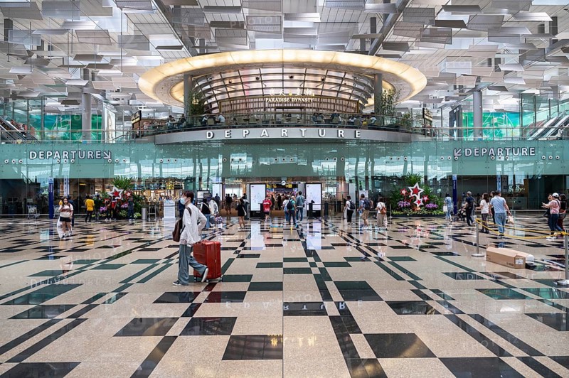 31.07.2023, Singapore, Republic of Singapore, Asia, Interior view of the modern Terminal 3 with air travellers at Singapore Changi Airport, Asia