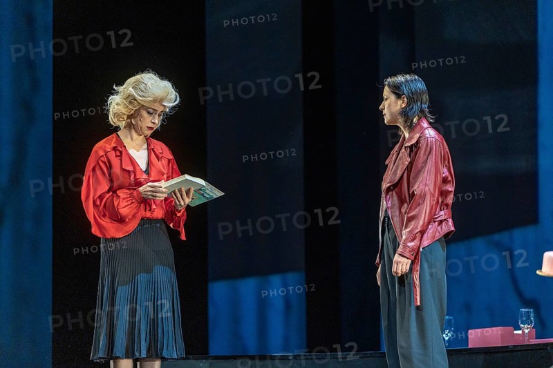 Replay by Yael Ronen at the Schaubühne in Berlin. In 1988, an opera singer from the GDR stays in the West after a guest performance in Bayreuth, leaving her man and daughters behind in Dresden, which has a lasting impact on the family's life. After reunification, the sisters Lotte and Luise develop into opposing figures who repeat the conflicts and patterns of their childhood in a different form. Yael Ronen's comedy Replay shows how the past repeats itself cyclically and influences generations. It asks whether we can free ourselves from old imprints or remain trapped in endless repetition loops. Author: Yael Ronen Director: Yael Ronen Stage: Magda Willi Costumes: Amit Epstein Music: Yaniv Fridel / Ofer (OJ) Shabi Video: Stefano Di Buduo Lighting: James Farncombe Dramaturgy: Nils Haarmann / Irina Szodruch With: Christoph Gawenda, Carolin Haupt, Eva Meckbach, Ruth Rosenfeld, Renato Schuch Media rehearsal from 12.12.2024 in Berlin, Berlin