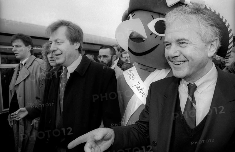 Germany, Potsdam, 01.04.1992, Reopening of the S-Bahn line Berlin Potsdam, Manfred Stolpe, Prime Minister of Brandenburg (in the background the Brandenburg Red Eagle), on the left the mayor of Berlin Eberhard Diepgen, S-Bahn station Potsdam Stadt, Europe