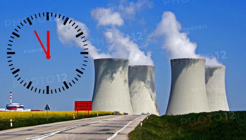 Climate tax, power plant, global warming, clock shows 5 to 12, Lower Saxony, Federal Republic of Germany
