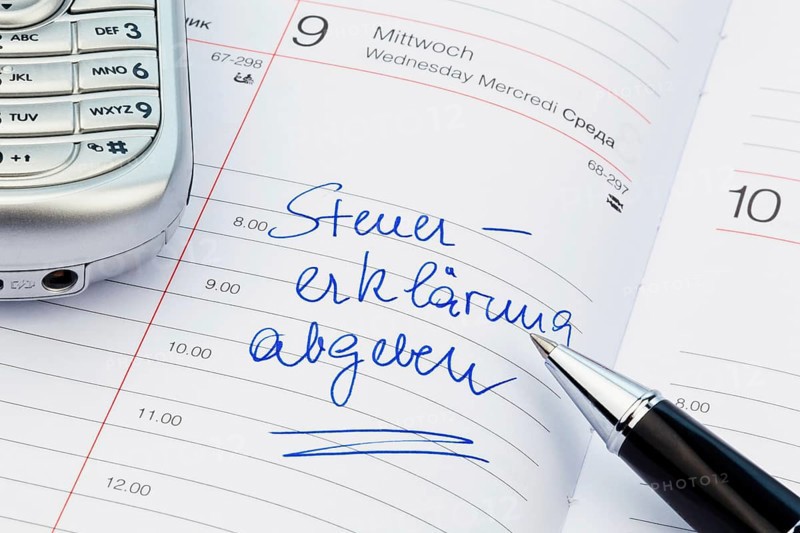 A date is entered in a calendar: Submit tax return Austria