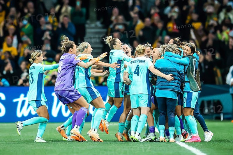 MELBOURNE, AUSTRALIA, JULY 31: Australia celebrate Steph CATLEY scoring a penalty whilst playing Canada at the FIFA Women's World Cup Australia & New Zealand 2023 at Melbourne Rectangular Stadium on July 31, 2023