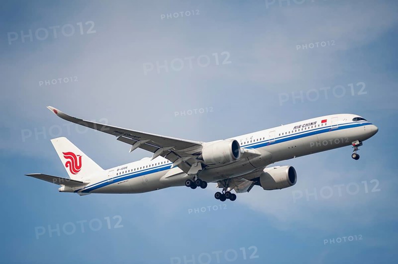 26.07.2023, Singapore, Republic of Singapore, Asia, An Air China Airbus A350-900 passenger aircraft, registration B-1086, on approach to Changi International Airport. Air China is a member of the Star Alliance airline alliance, an international network of airlines, Asia