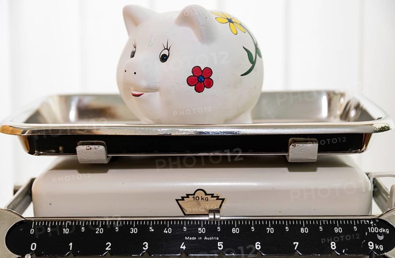 Piggy bank from Sparmeister on old scales - kitchen scales with savings balance