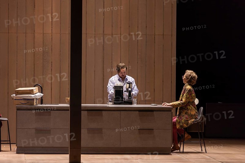 Die Frau ohne Schatten - an opera by Richard Strauss Staged at the Deutsche Oper, Berlin In this modern version, director Tobias Kratzer deals with the ethically complex topic of surrogacy. Media rehearsal from 23.01.2025 at the Deutsche Oper, Berlin. Participants: Daniela charburner Marina Prudenskaya Patrick Guetti Hye-Young Moon Chance Jonas-O'Toole Nina Solodovnikova Stephanie Wake-Edwards Jordan Shanahan Catherine Foster, Berlin