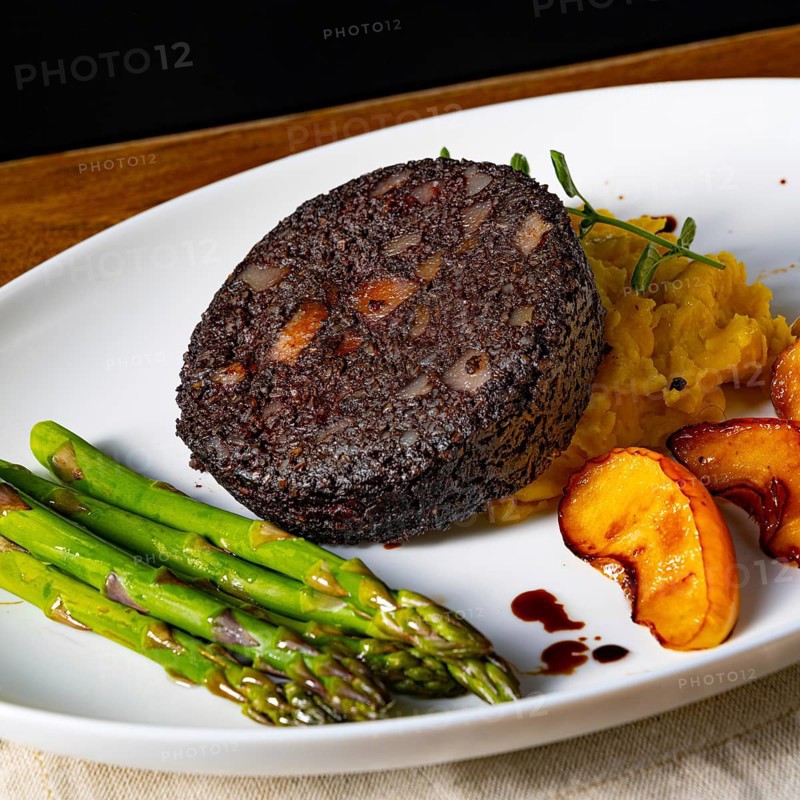 Black pudding with green asparagus and roasted apple