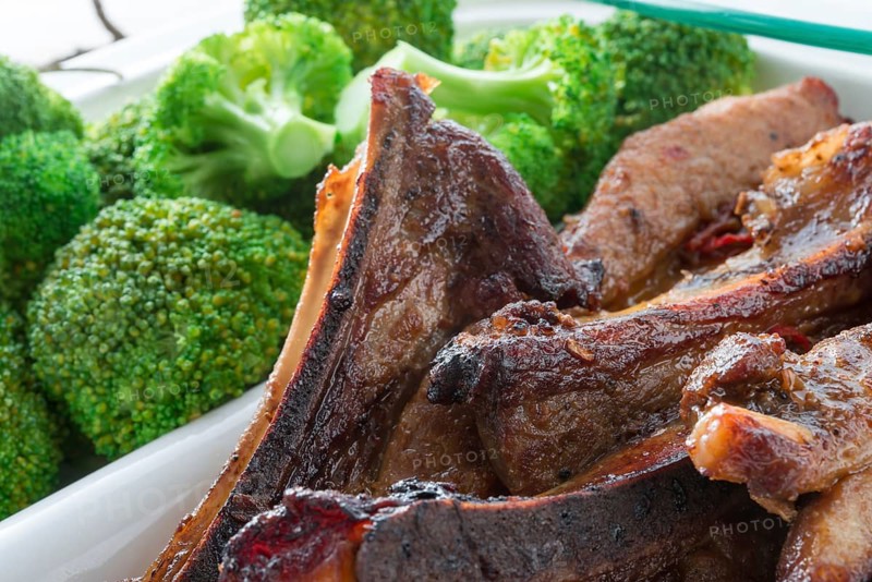Grilled ones rib with broccoli