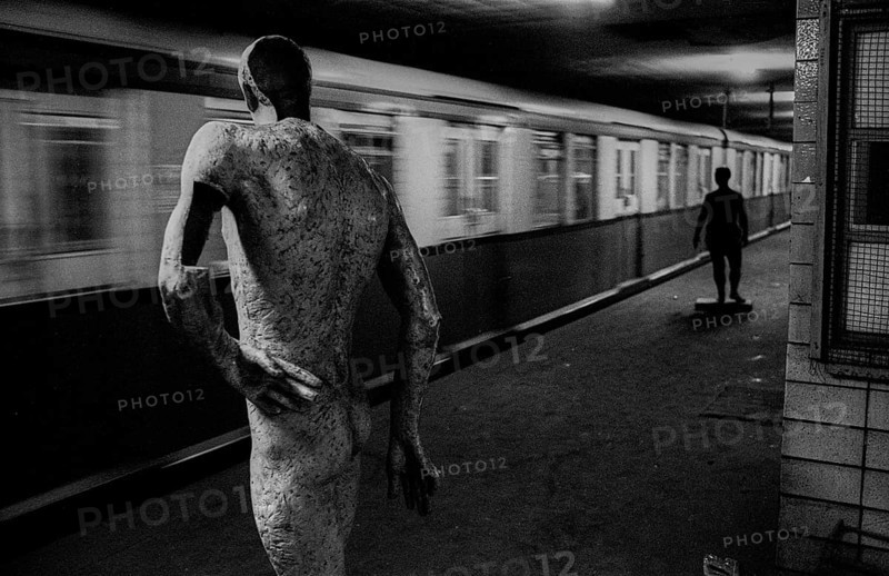 GDR, Berlin, 17 June 1990, Oranienburger Straße S-Bahn station, figures erected by the Weißensee art academy in the closed S-Bahn station, which were destroyed by someone at the beginning of the construction work at the station