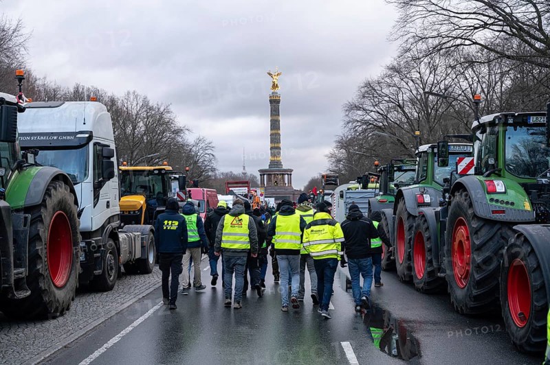 15.01.2024, Berlin, Germany, Europe, Several thousand farmers, tradespeople, freight forwarders and transport workers are taking part in the Free Farmers' Protest against the government's planned measures and the austerity plans of the traffic light coalition on Straße des 17. Juni between Ernst-Reuter-Platz, Victory Column and Brandenburg Gate in the capital. The demonstration is primarily directed against the savings and drastic cuts planned by the federal government in the federal budget in the form of the cancellation of subsidised agricultural diesel and the exemption from vehicle tax for farmers, Europe