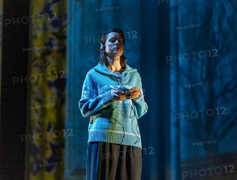 Replay by Yael Ronen at the Schaubühne in Berlin. In 1988, an opera singer from the GDR stays in the West after a guest performance in Bayreuth, leaving her man and daughters behind in Dresden, which has a lasting impact on the family's life. After reunification, the sisters Lotte and Luise develop into opposing figures who repeat the conflicts and patterns of their childhood in a different form. Yael Ronen's comedy Replay shows how the past repeats itself cyclically and influences generations. It asks whether we can free ourselves from old imprints or remain trapped in endless repetition loops. Author: Yael Ronen Director: Yael Ronen Stage: Magda Willi Costumes: Amit Epstein Music: Yaniv Fridel / Ofer (OJ) Shabi Video: Stefano Di Buduo Lighting: James Farncombe Dramaturgy: Nils Haarmann / Irina Szodruch With: Christoph Gawenda, Carolin Haupt, Eva Meckbach, Ruth Rosenfeld, Renato Schuch Media rehearsal from 12.12.2024 in Berlin, Berlin