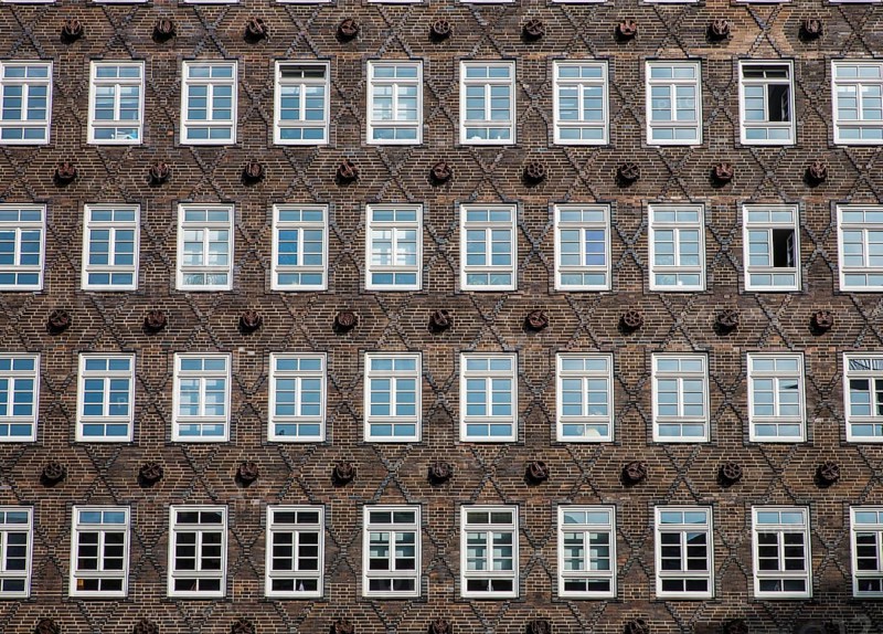 Hamburg, Kontorhaus SPRINKENHOF, built 1927-1930 by Fritz Höger and Hans and Oskar Gerson, sculptural terracotta roundels by Lothar Kunstmann, section of the façade of the central building