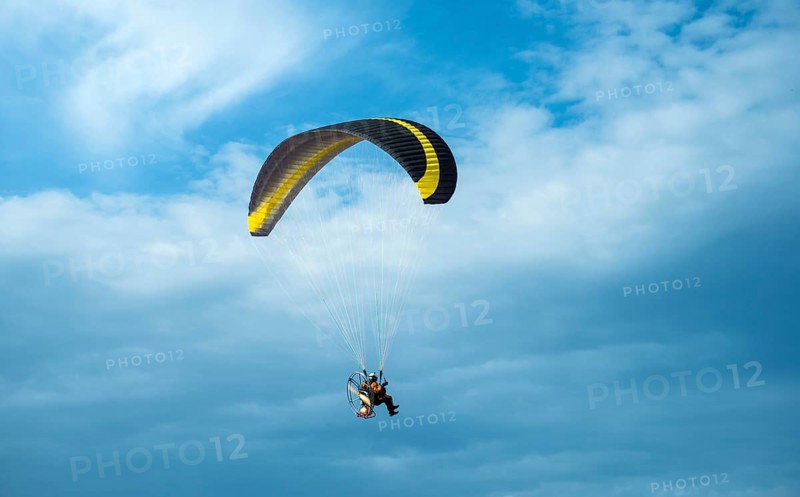 Paragliding fliegen auf blauem Himmel
