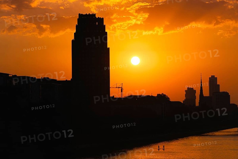 The sun sets behind the Mainplaza Hotel in Frankfurt am Main, Frankfurt am Main, Hesse, Germany, Europe