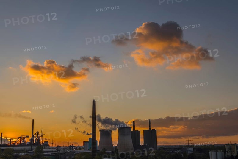 Huckingen power station, a gas-fired power station operated by RWE on the site of the blast furnace steelworks of Huettenwerke Krupp Mannesmann, Huettenheim, Duisburg, Ruhr area, North Rhine-Westphalia, Germany, Europe
