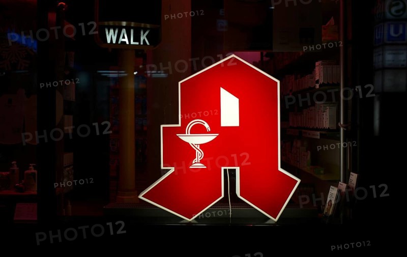 Night shot, logo, red neon sign, sign, pharmacy with Aesculapian staff, Aesculapian staff, Kreuser'sche Apotheke, Stuttgart, Baden-Württemberg, Germany, Europe