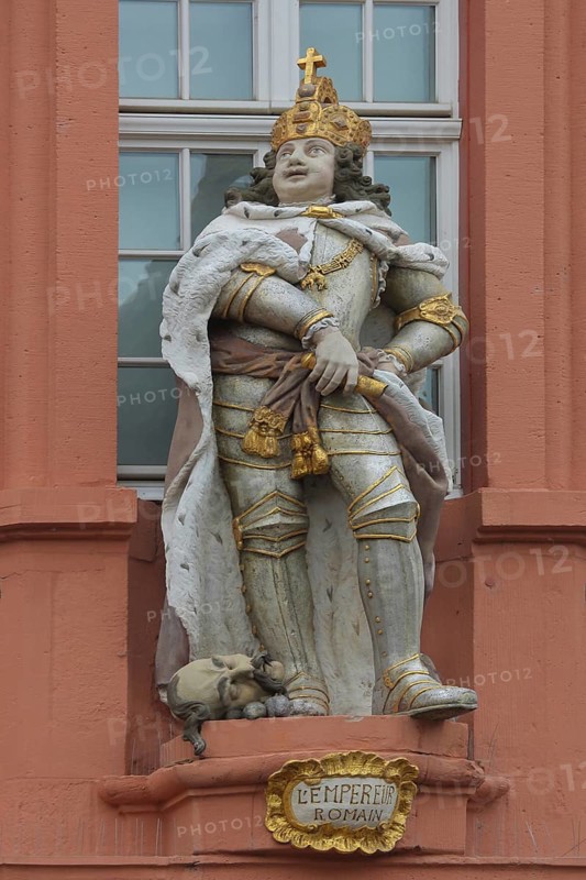 Sculpture of a Roman emperor with golden crown and cross, golden, view, ancient king, Zum Römischen Kaiser, Gutenberg-Museum, Liebfrauenplatz, Altstadt, Mainz, Rhine-Hesse region, Rhineland-Palatinate, Germany, Europe