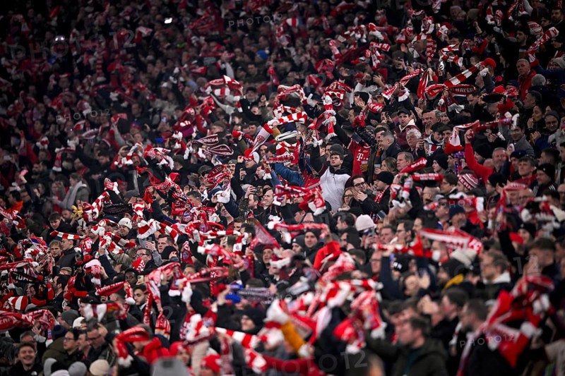 Fan block, fans, fan curve, flags, flags, atmosphere, atmospheric scarves FC Bayern Munich FCB UEFA Champions League Allianz Arena, Munich, Bavaria, Germany, Europe