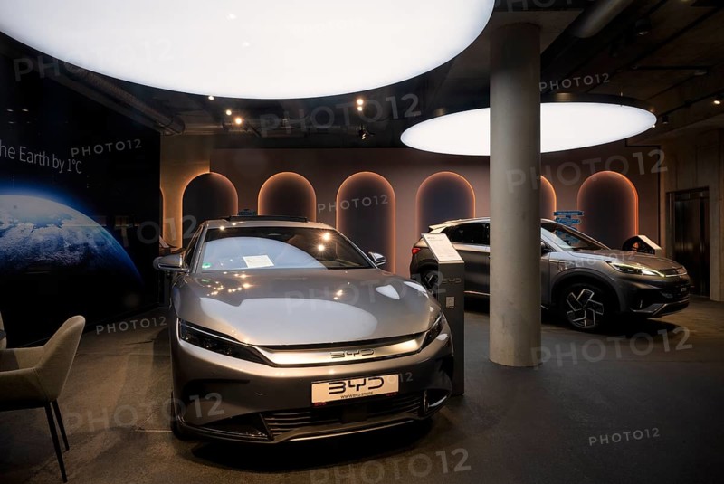 View through shop window to showroom, sales exhibition of the car brand BYD Build Your Dreams, e-vehicles, electric vehicles, Stuttgart, Baden-Württemberg, Germany, Europe