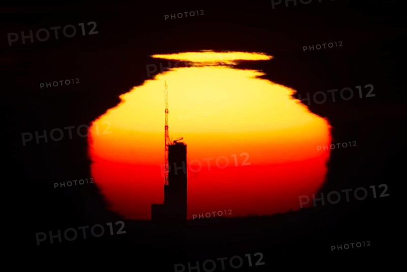 The top of the Commerzbank Tower in Frankfurt am Main stands out against the rising sun, Frankfurt am Main, Kronberg Malerblick, Hesse, Germany, Europe