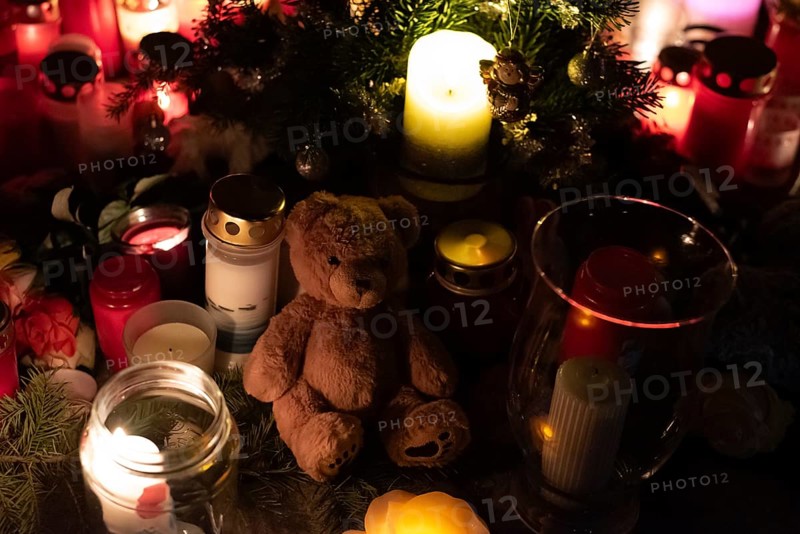 Commemoration of attack, small teddy bear and candles commemorate 20 December 2024, a man deliberately killed and injured several people with a rental car at the Magdeburg Christmas market, Magdeburg, Saxony-Anhalt, Germany, Europe