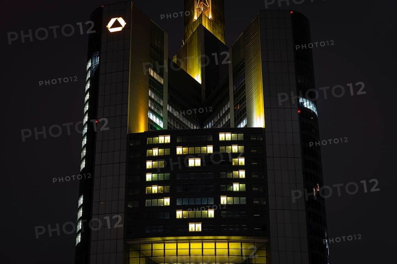 At a height of around 150 metres, 48 spotlights in 22 windows in the Commerzbank Tower in Frankfurt am Main illuminate a yellow heart that will shine towards the city centre every day from 7 p.m. to midnight until the end of the year. In this way, Commerzbank wants to radiate cohesion and community clearly visible to the outside world. Frankfurt am Main, Roßmarkt, Hesse, Germany, Europe