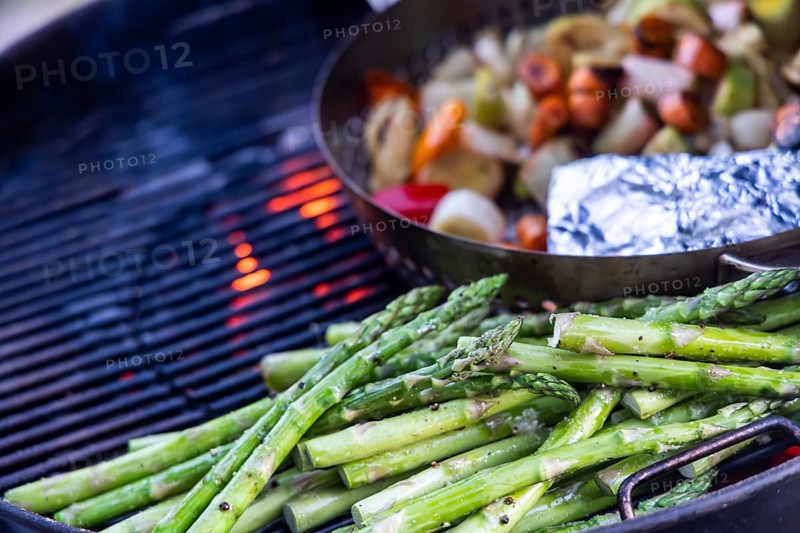 Barbecue, kettle grill with vegetarian and vegan barbecue grills such as grill pan and green asparagus. Baden-Württemberg, Germany, Europe