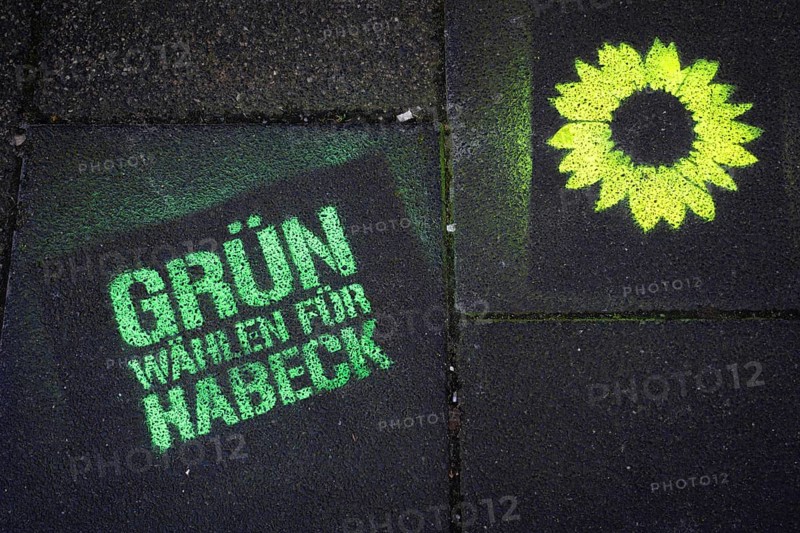 A sign saying GRÜN WÄHLEN FÜR HABECK on a pavement in Frankfurt am Main advertises Robert Habeck, the candidate for chancellor of the party Bündnis 90, Die Grünen, Frankfurt am Main, Hesse, Germany, on the occasion of the Bundestag election on 23 February 2025, Europe