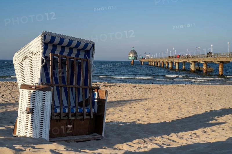 Beach chair on the sandy beach, tourists on the Vineta Bridge, pier with diving gondola, Zinnowitz, Usedom Island, Baltic Sea, Mecklenburg-Western Pomerania, Germany, Europe