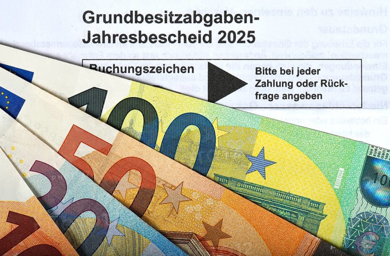 Property tax annual tax assessment 2025, symbolic image property tax reform, property tax, assessment, reform, tax assessment, tax office, banknotes, banknotes, EURO, Baden-Württemberg, Germany, Europe