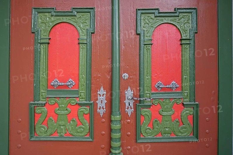 Wooden door with red and green decorations, door handle, door handle, fittings, detail, St Martin's Church, Langenau, Alb-Donau district, Swabian Alb, Baden-Württemberg, Germany, Europe