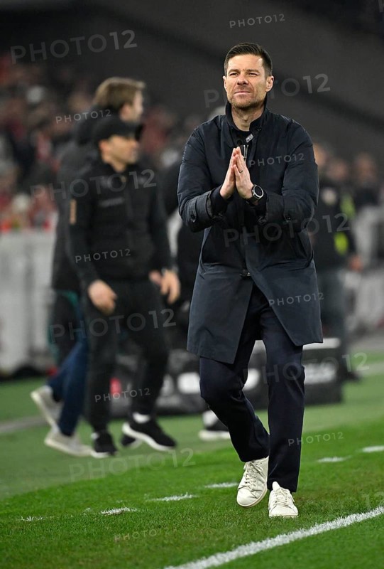 Coach Xabi Alonso Bayer 04 Leverkusen on the sidelines Gesture Gesture Hands folded in prayer MHPArena, MHP Arena Stuttgart, Baden-Württemberg, Germany, Europe